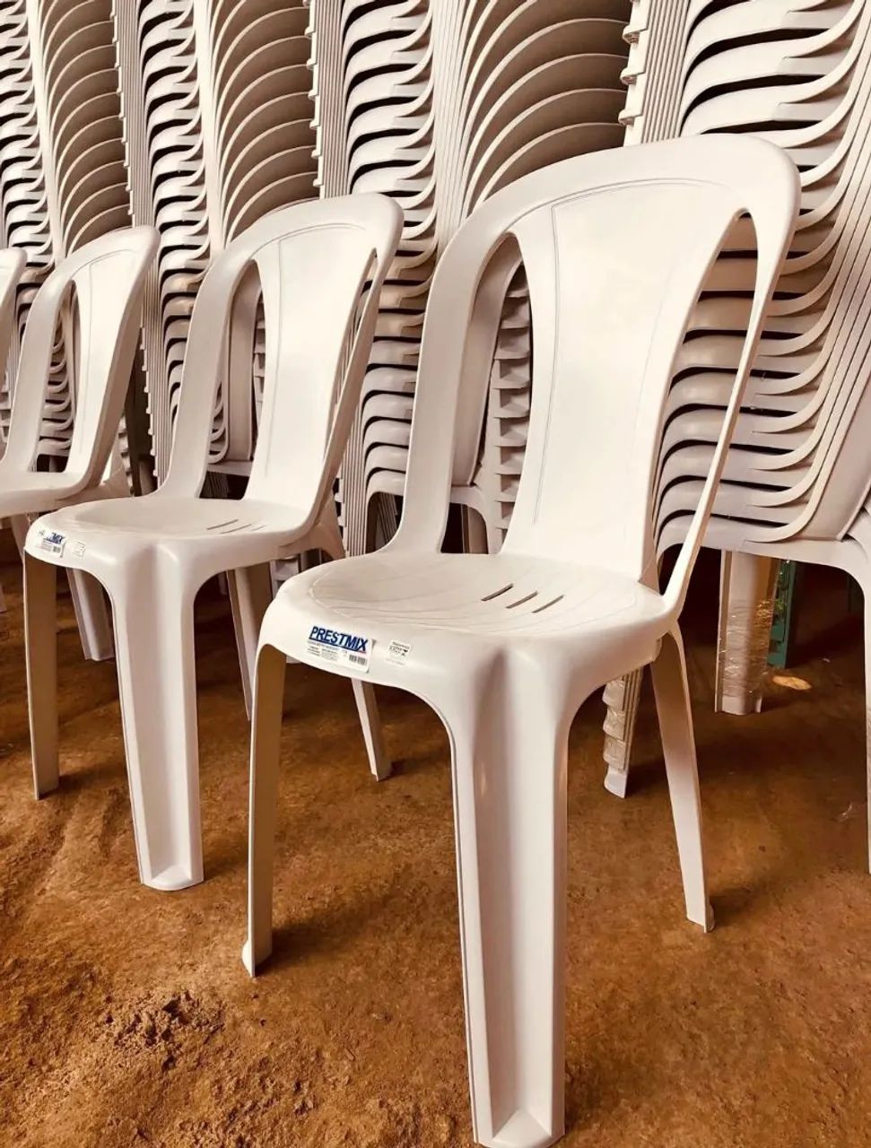 Cadeiras de Plástico Novas e a mesa produto novo.  - Foto 4