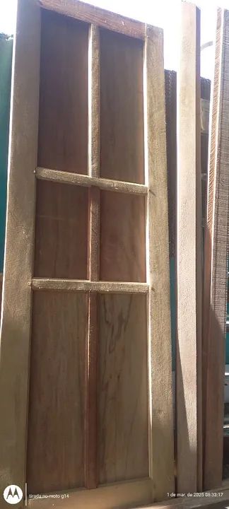 Porta de madeira maciça com 4 painéis