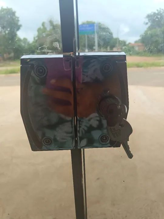 Vendo porta no vidro fumê, porta nova menos de um mês que foi instalada  - Foto 2