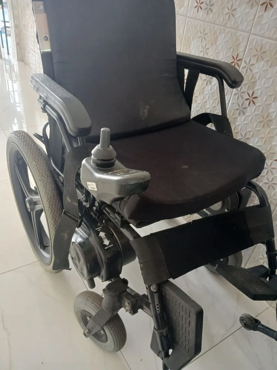 Cadeira de Rodas Elétrica