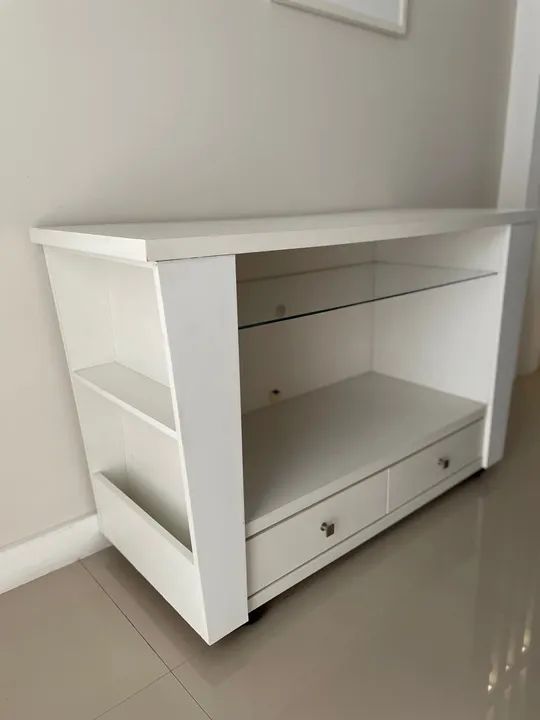 Rack de TV branco com 2 gavetas - Foto 3