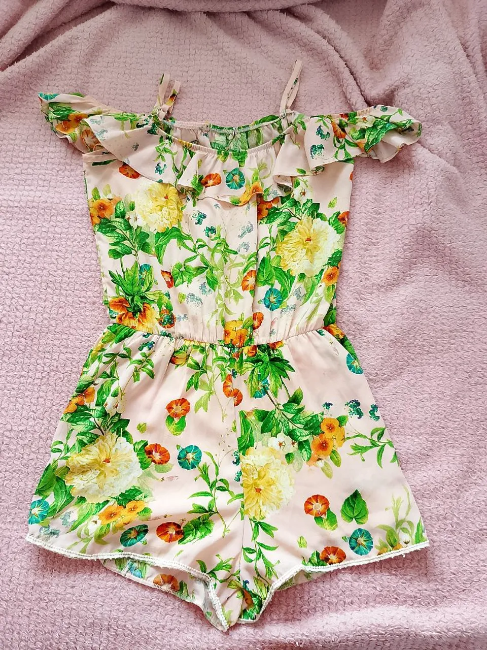 Macacão floral com babados