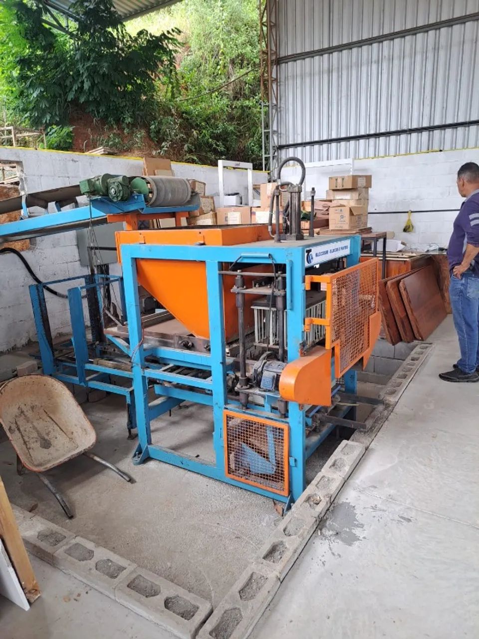 MAQUINA HIDRAULICA DE FABRICAÇÃO DE PAVERS E BLOCOS - Foto 2