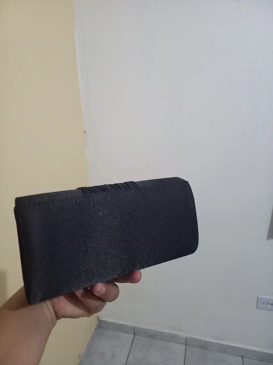 Bolsa de mão preta com detalhe drapeado - Foto 3