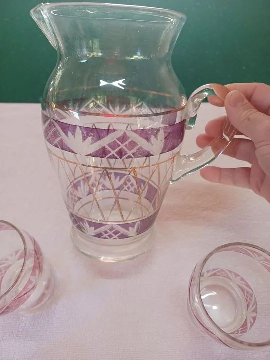 Jarra  com copos  antigos 