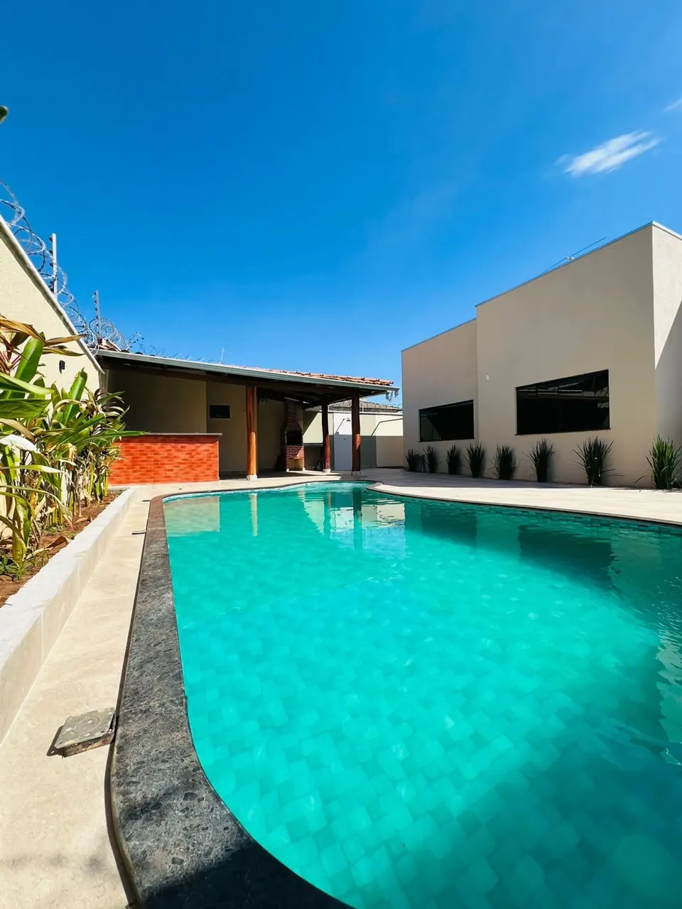 casa próximo ao antigo aeroporto e a Lojas Havan. Única no Lote