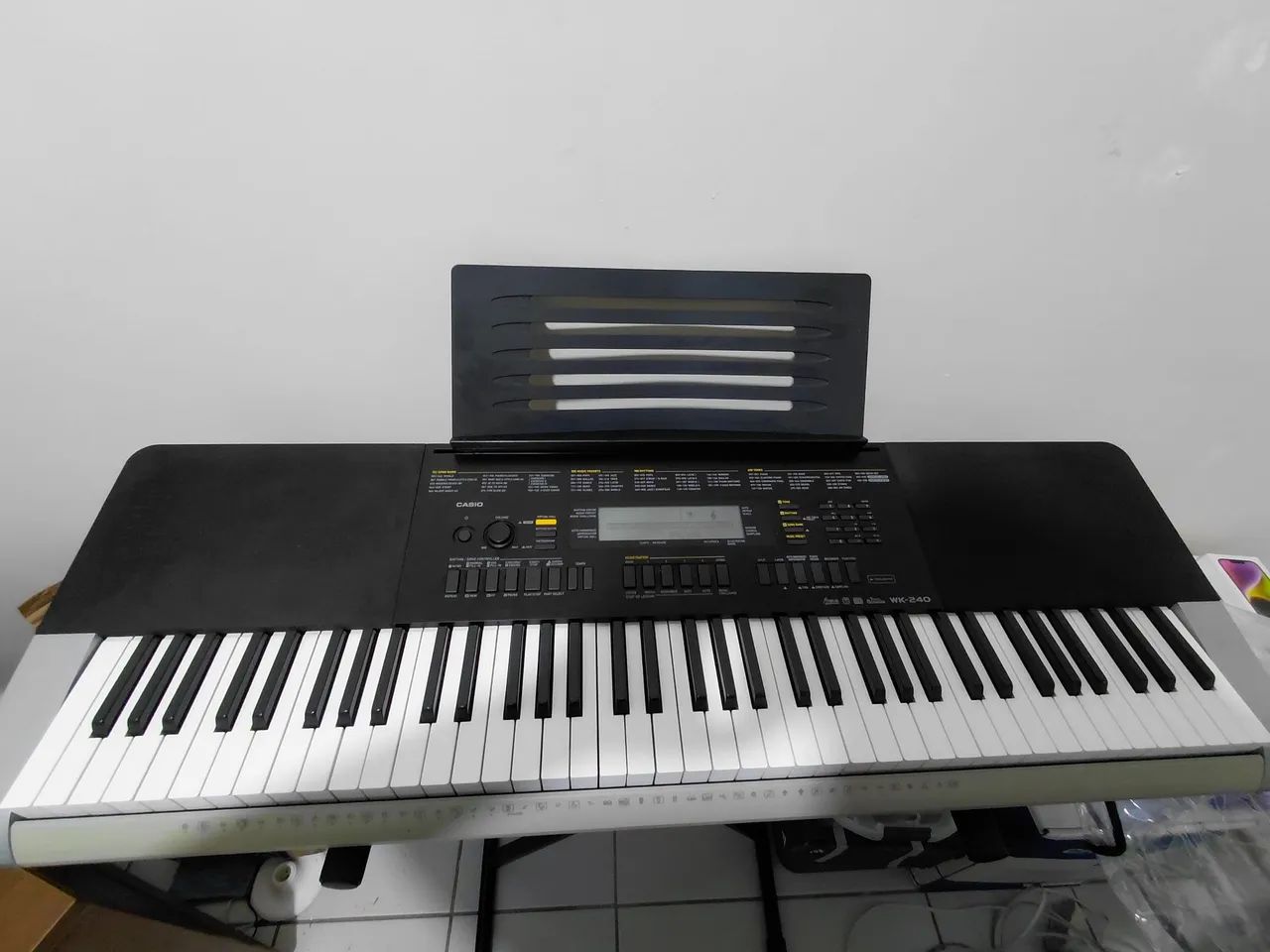 Teclado Musical Casio WK-240 Standard - 76 Teclas - Bivolt - Preto/Prateado