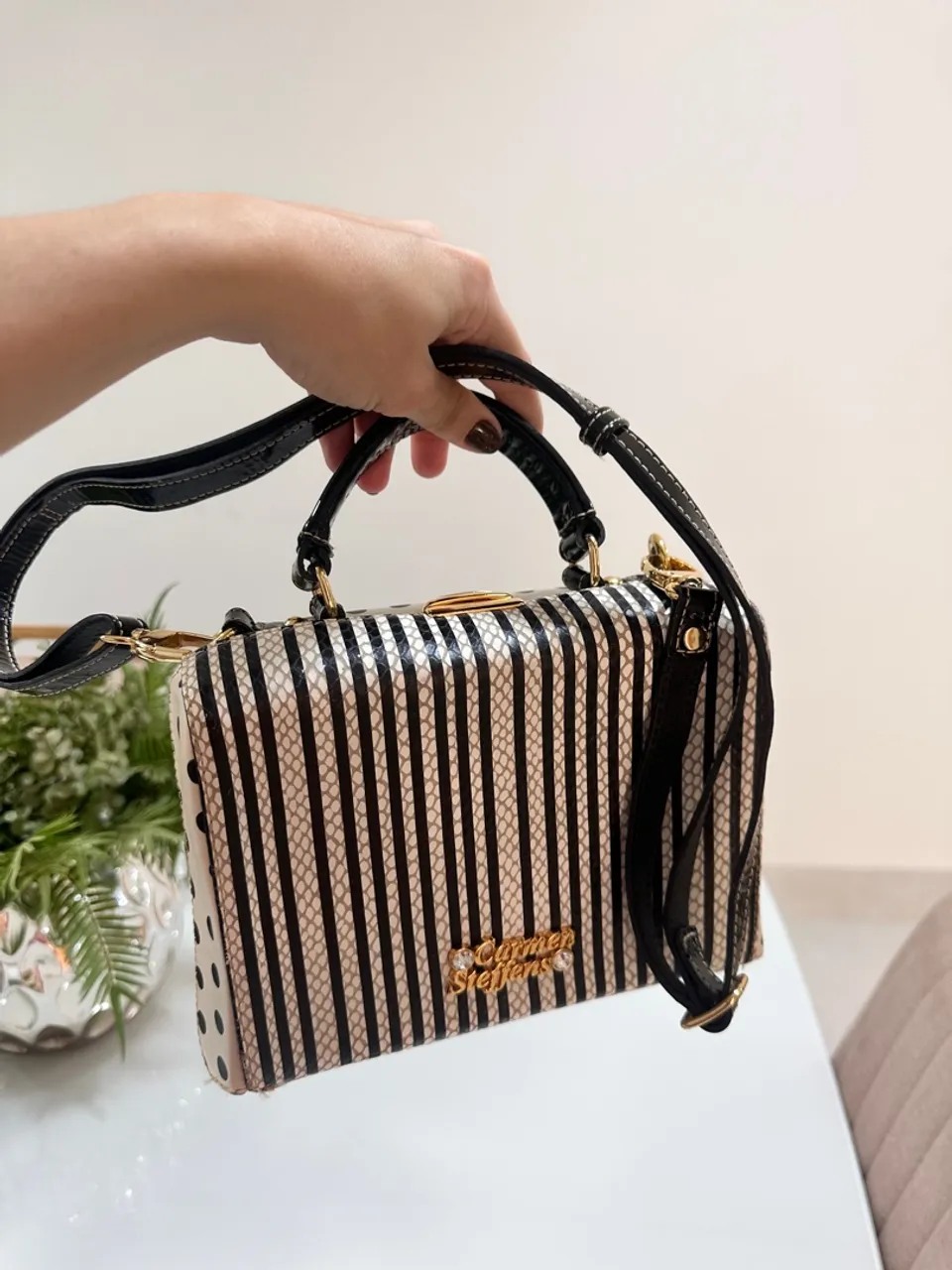 Bolsa Carmen Steffens Listrada com Alça Transversal
