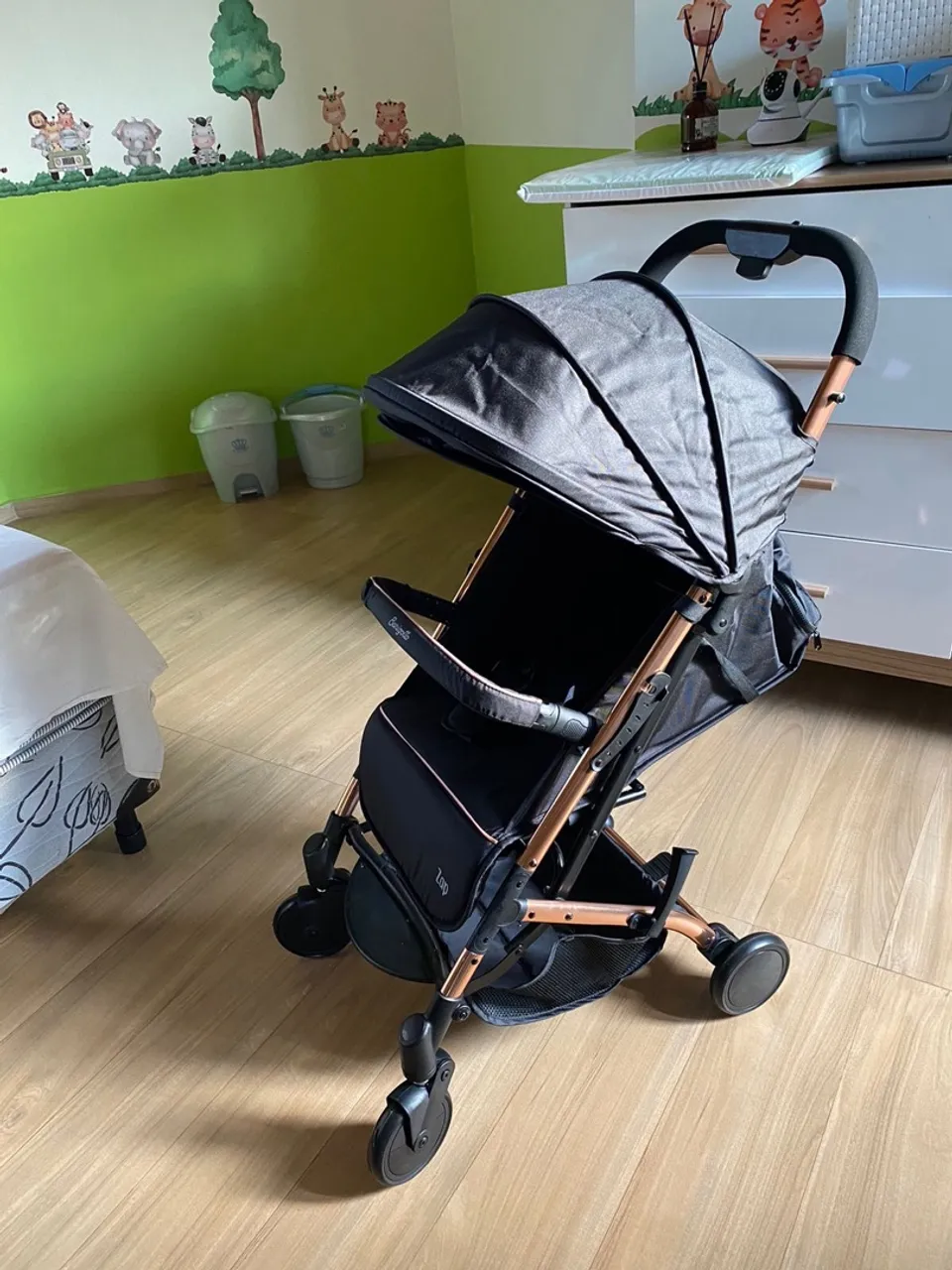 Carrinho de Bebê Compacto e Moderno