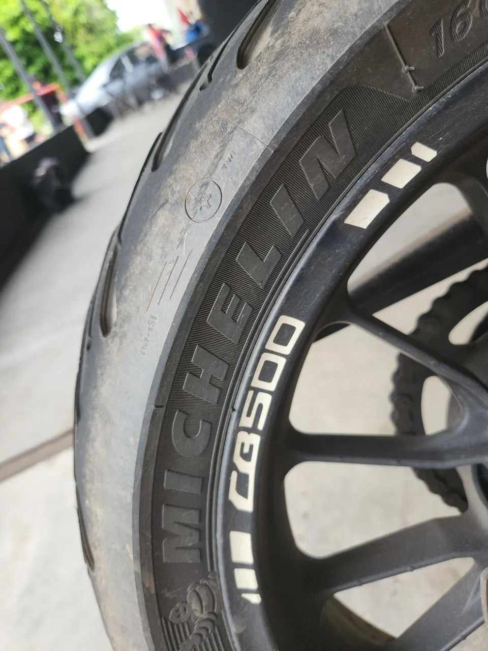 Pneu Michelin 160/60R17 road 5, usado aceito cartão.