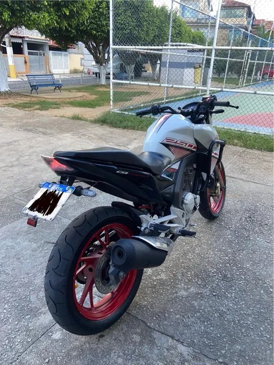 Honda CB 250F - Impecável