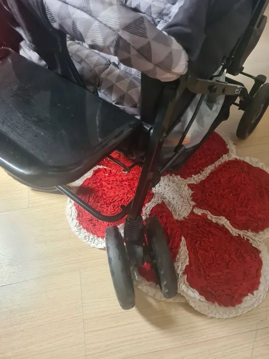 Carrinho de Bebê - Preto e Cinza - Foto 4