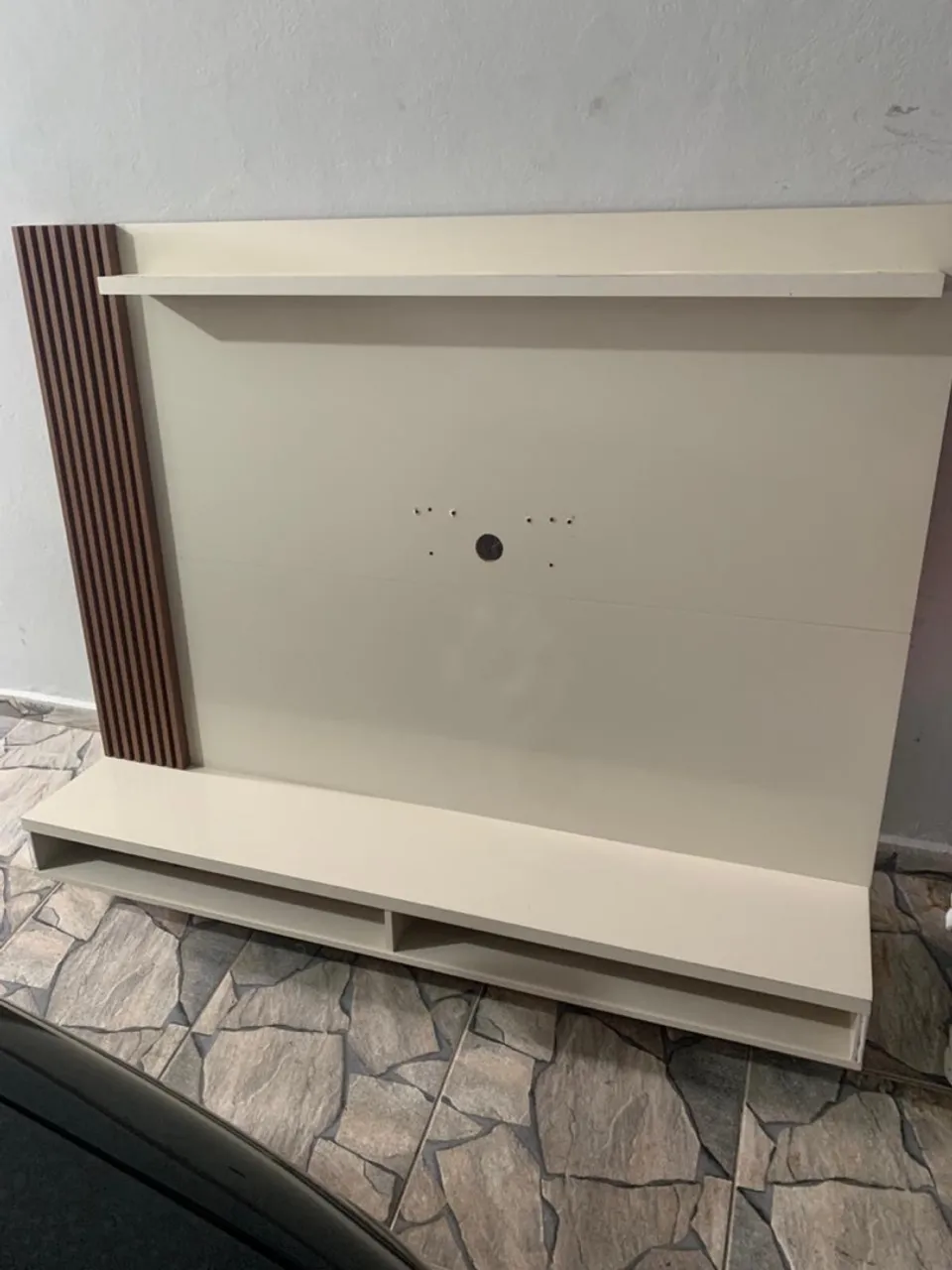Painel para TV com prateleiras e nichos