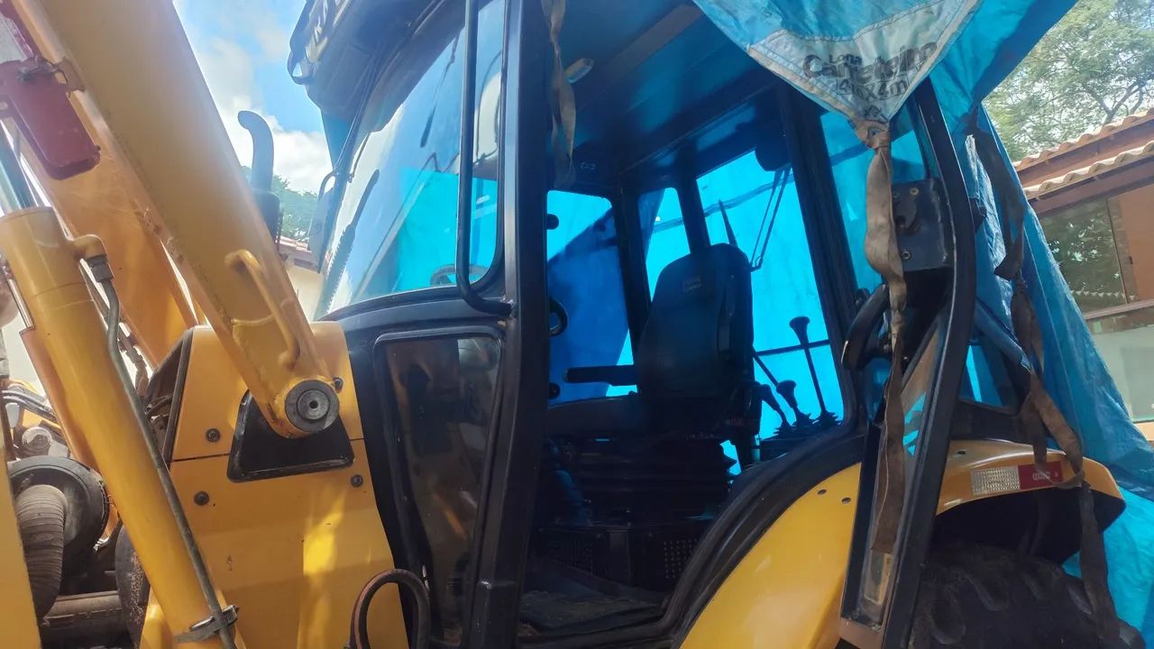 Retroescavadeira 2016 4x4 com ar poucas horas - Foto 5