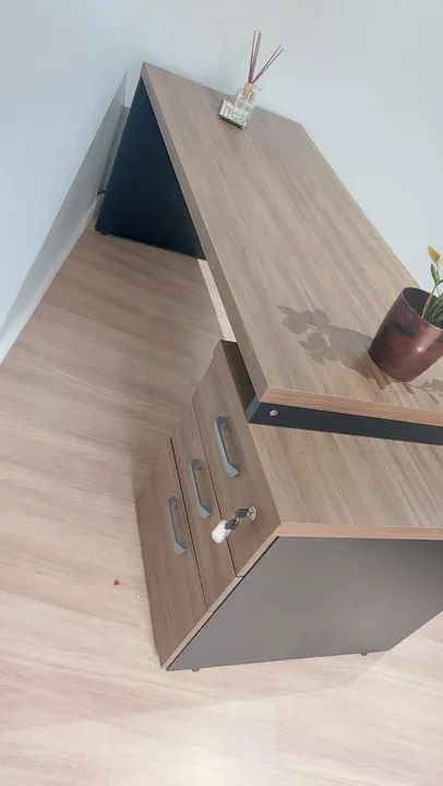 Mesa de escritório excelente estado e muito bonita 