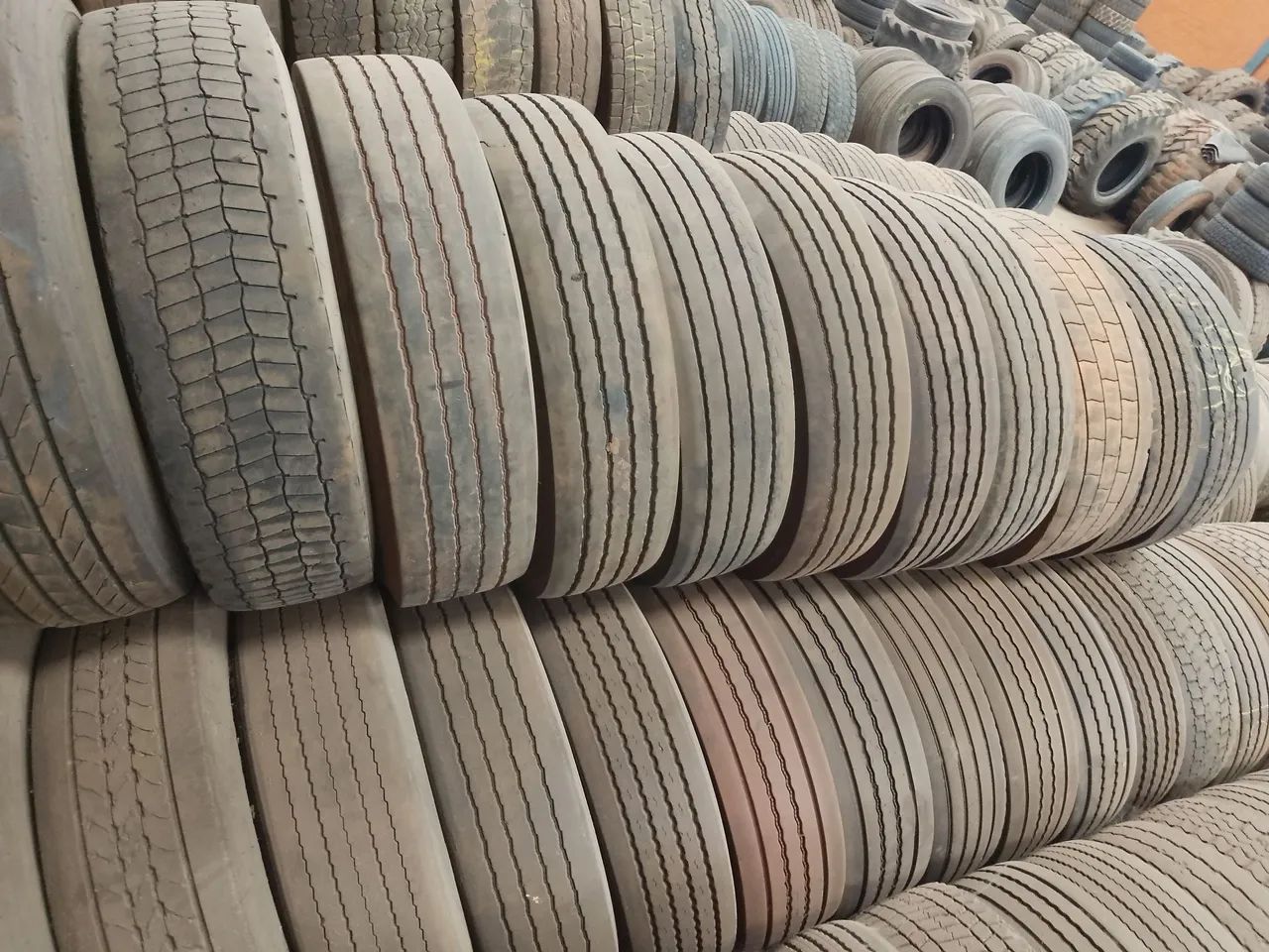 Vende-se lote de pneus 295 e 275 para vulcanização  - Foto 2