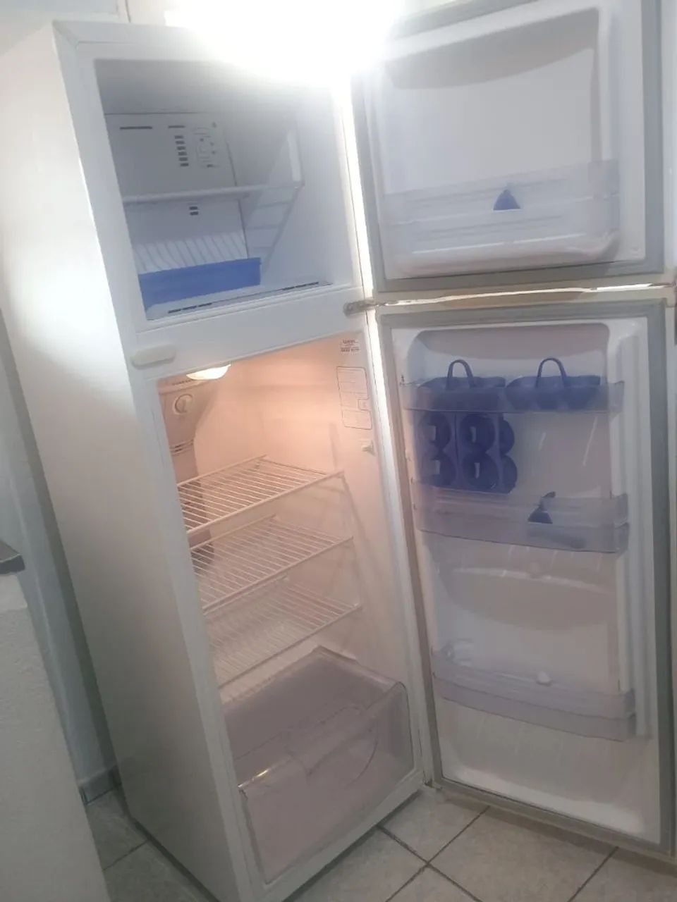 geladeira cônsul branca Frost Free em ótimo estado 252 litros 110 wts pra sair hj - Foto 5