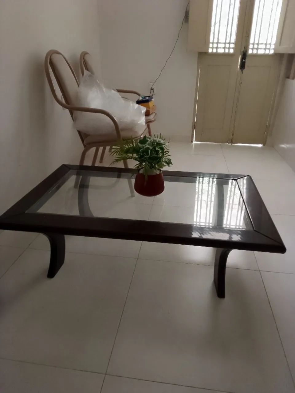 Mesa de centro em madeira com vidrom tampo de vidro - Foto 4