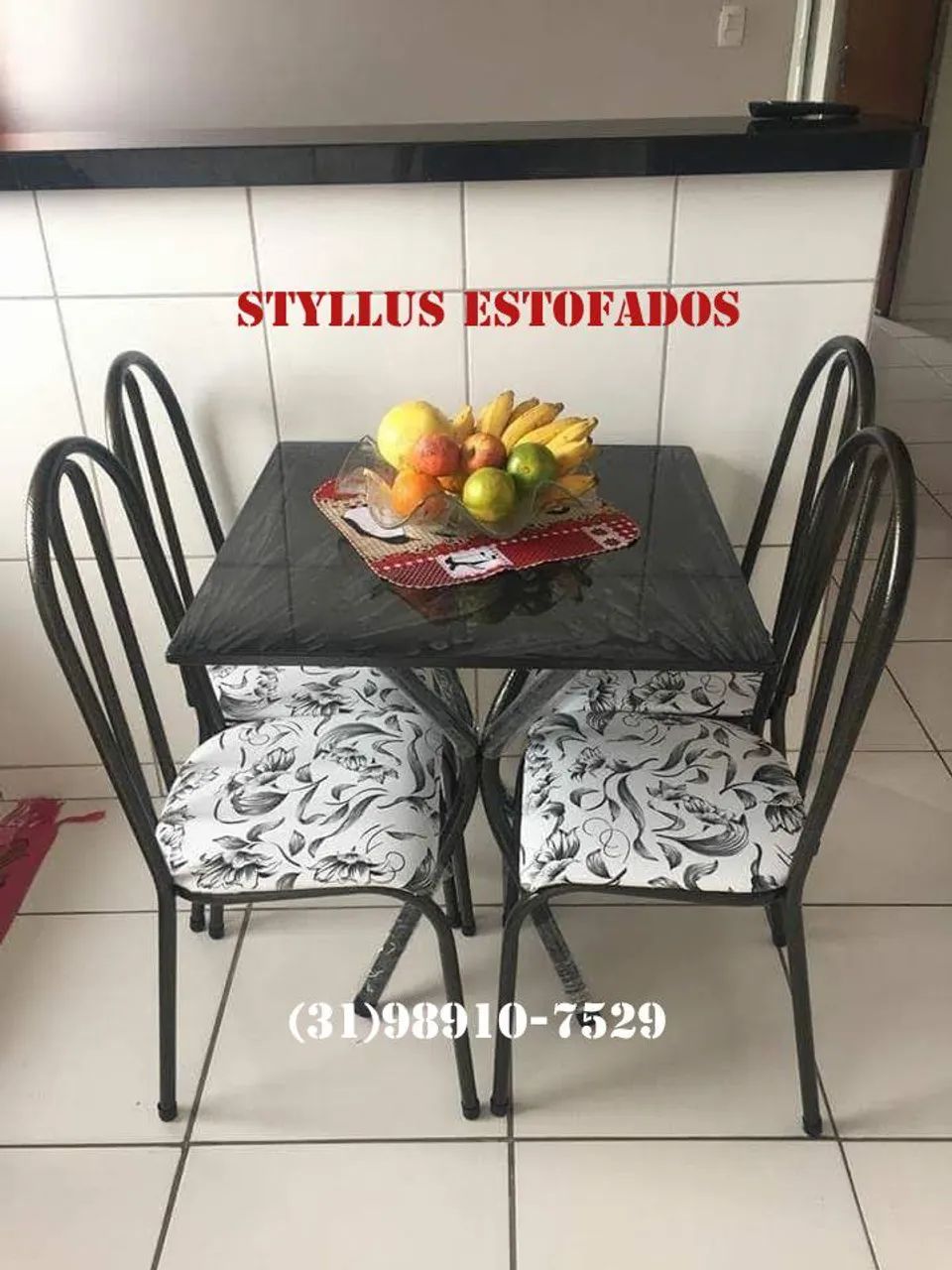 Conjunto de Mesa com 4 Cadeiras - Estofadas e Modernas