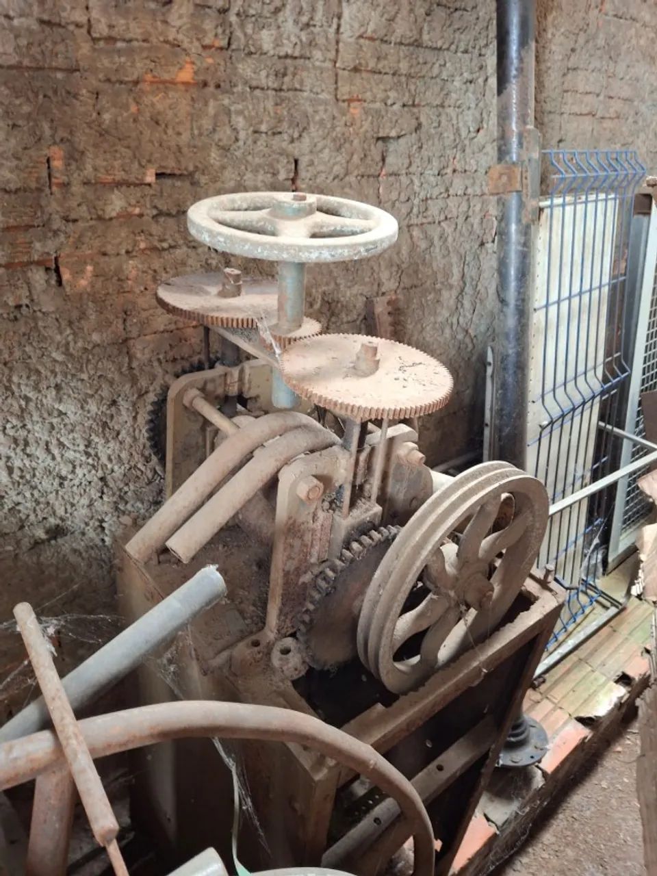 Máquina de trabalho com ouro e metais