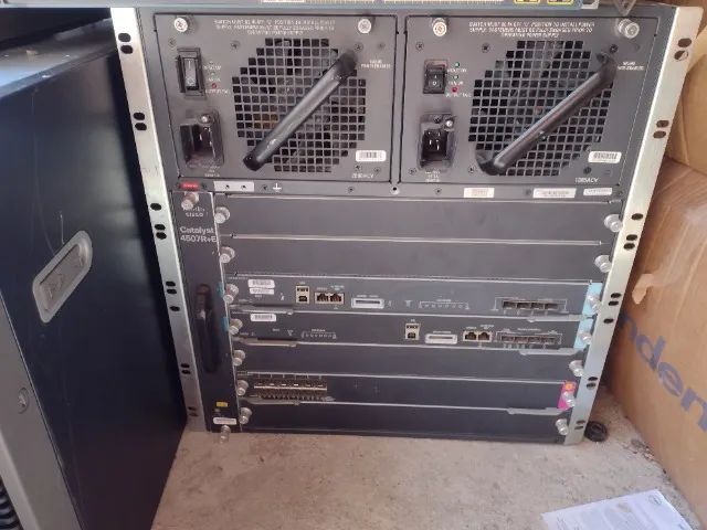 1 CHASSIS MARCA CISCO CATALIST MODELO 4510R+E COM MÓDULOS