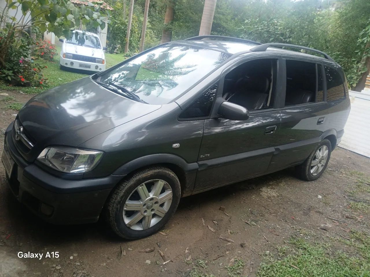 Zafira lindona nada a fazer