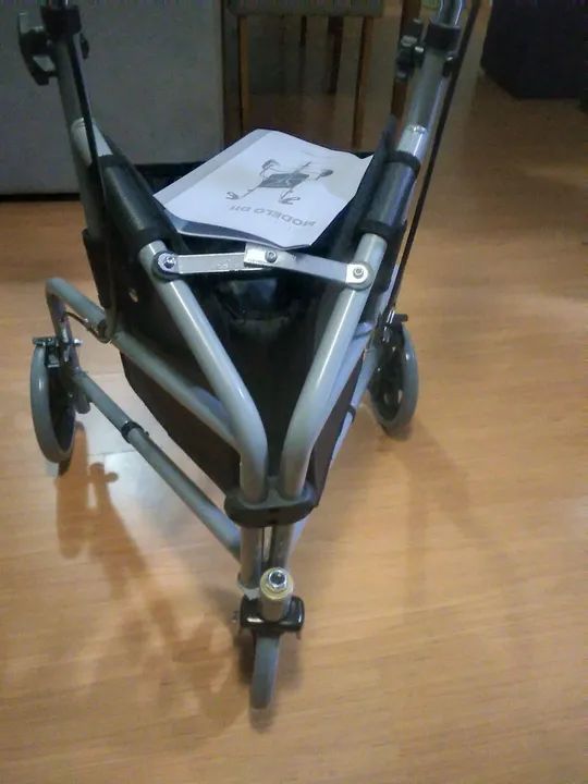 Andador dobrável 3 rodas com freio  - Foto 4