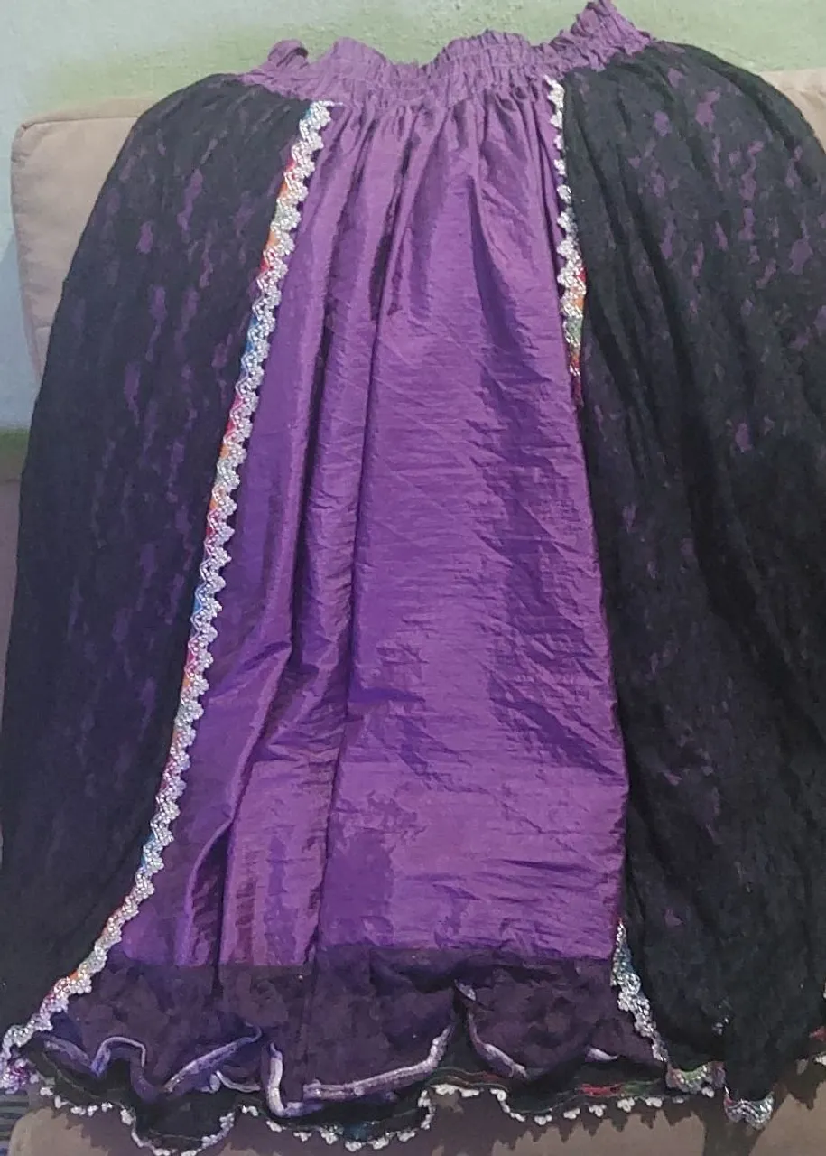 Saia Longa Roxo com Detalhes em Renda