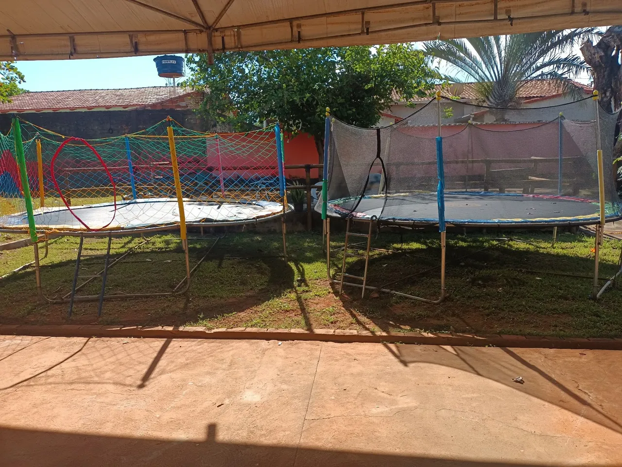 2 Trampolins - Diversão garantida! De: 3,49 gigante Leve dois e pague por um