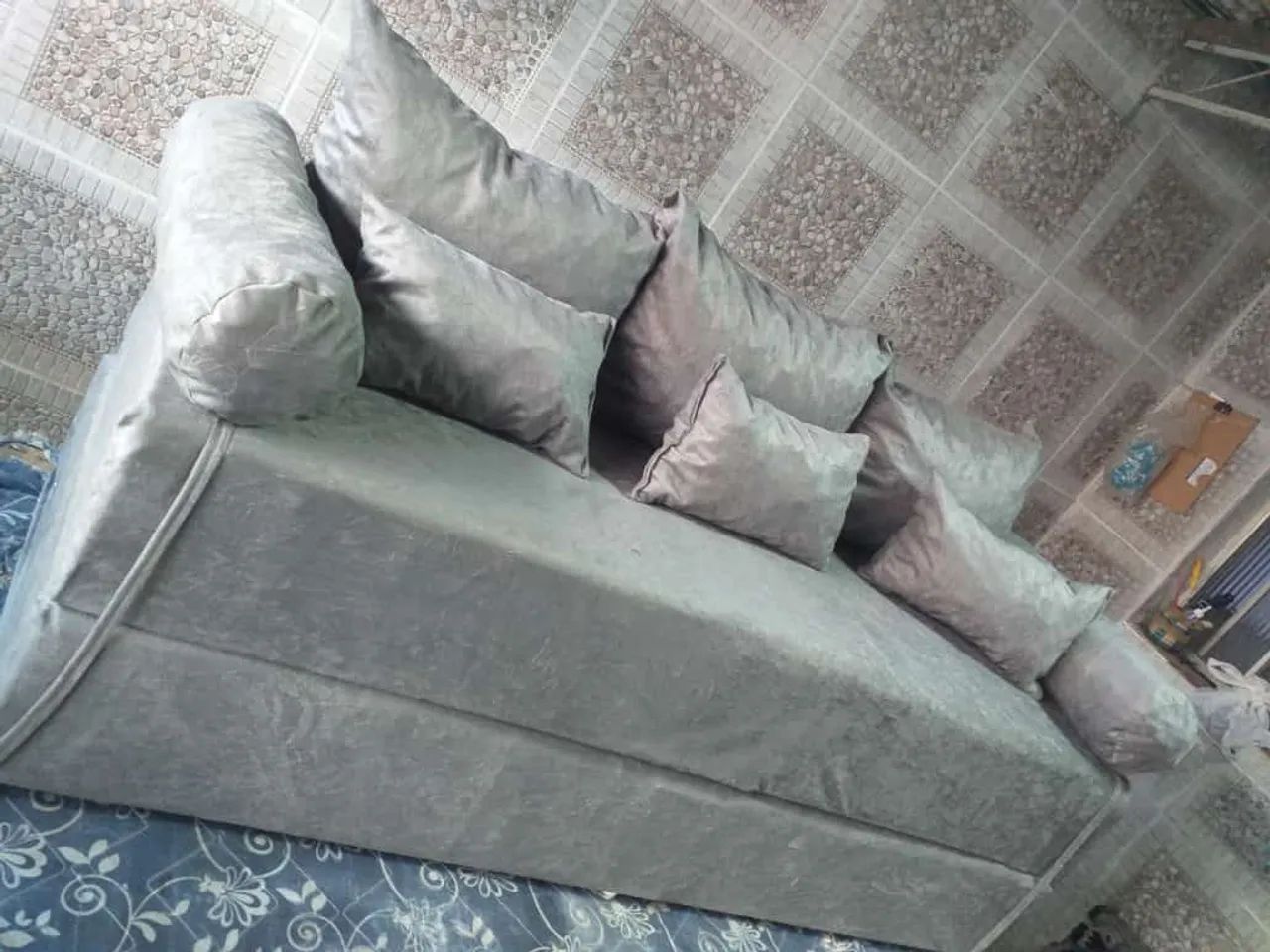 Sofa cama 8 almofafas de fábrica 