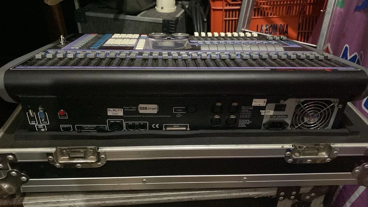 Mesa de iluminação DMX AVOLITES TIGER na case - Foto 3