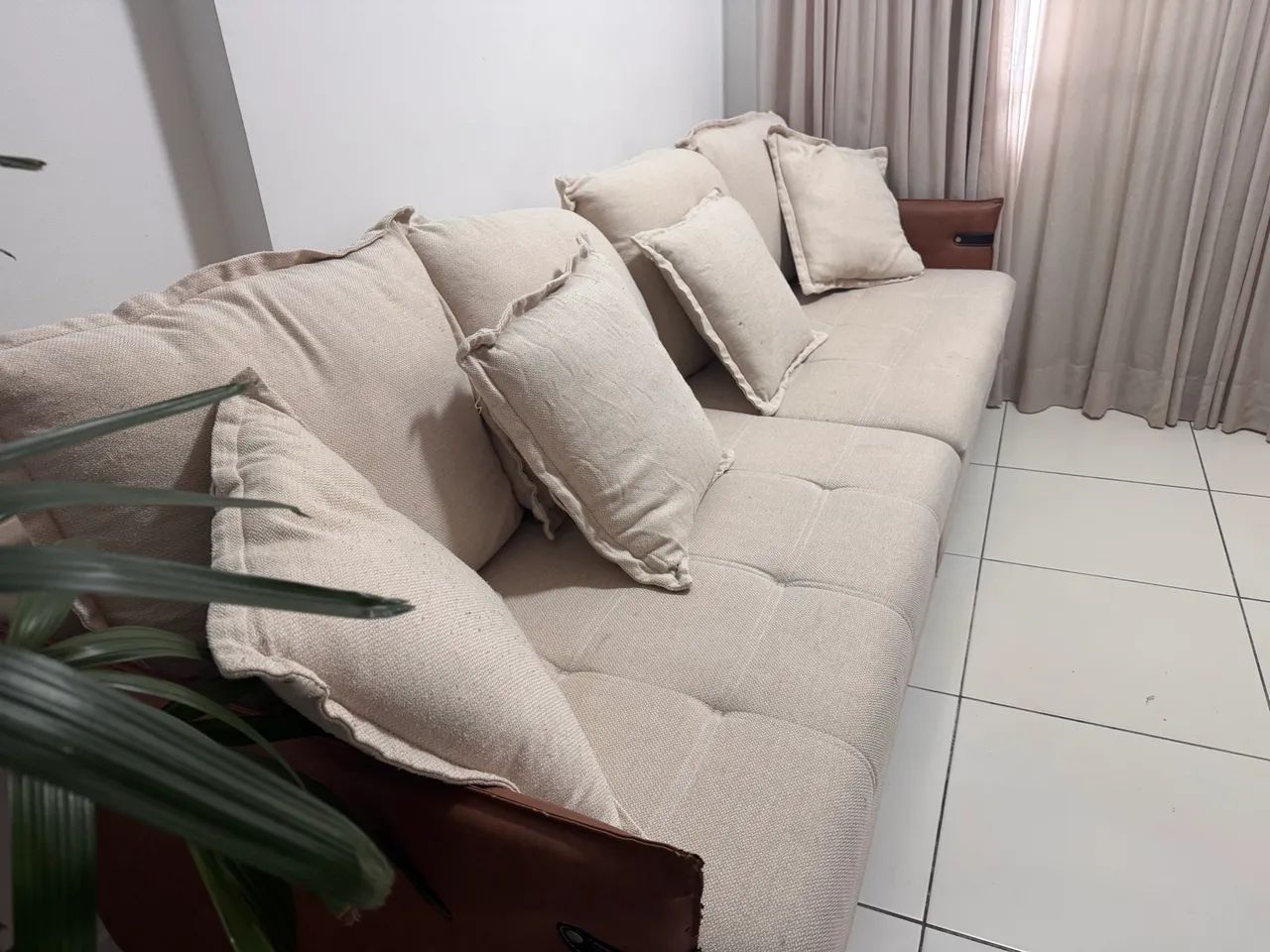 Sofá 2,60m Bege em Linho + Courino Caramelo - Foto 4