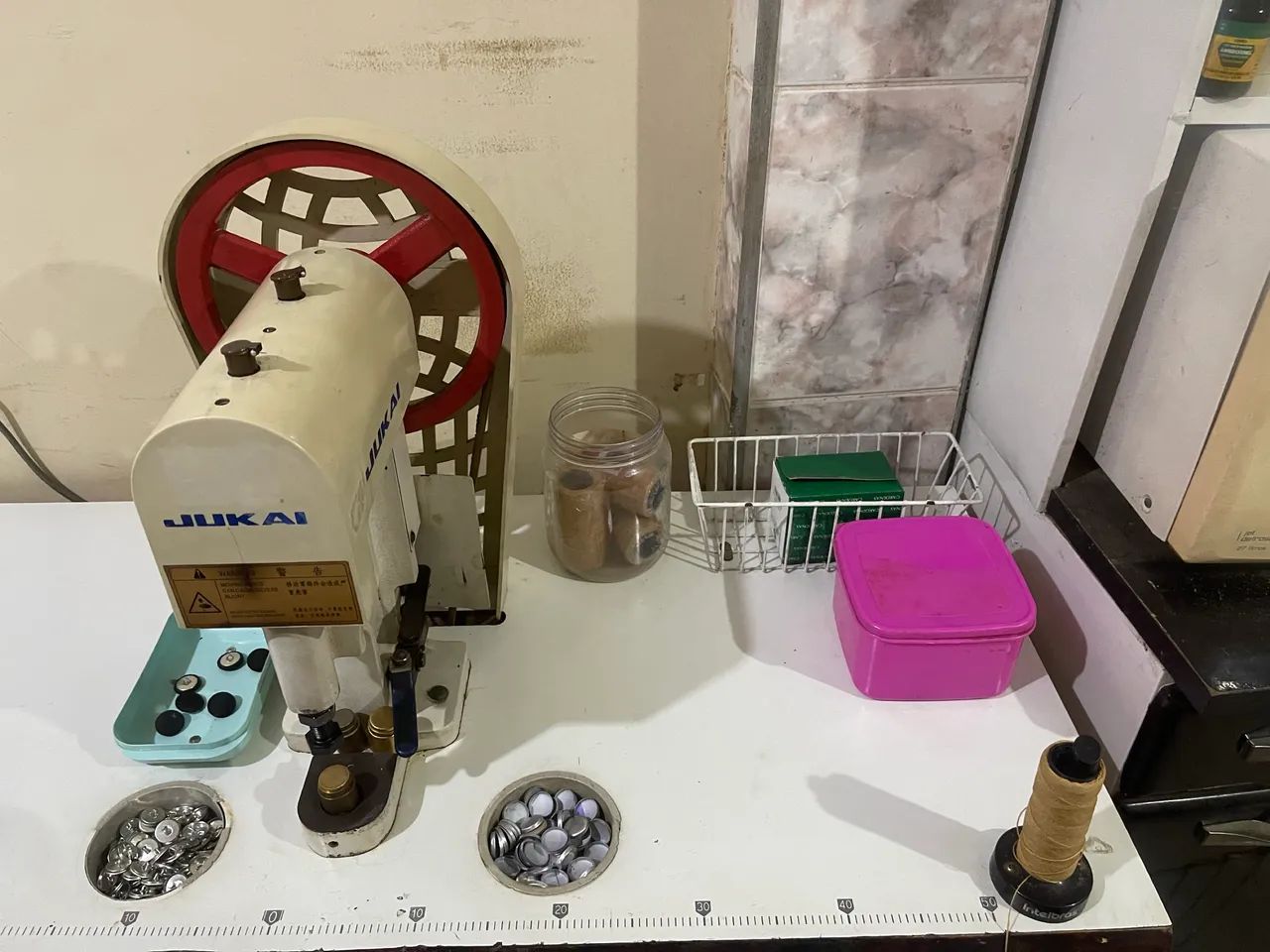 Máquina de ilhós e botões perfeito estado  - Foto 2