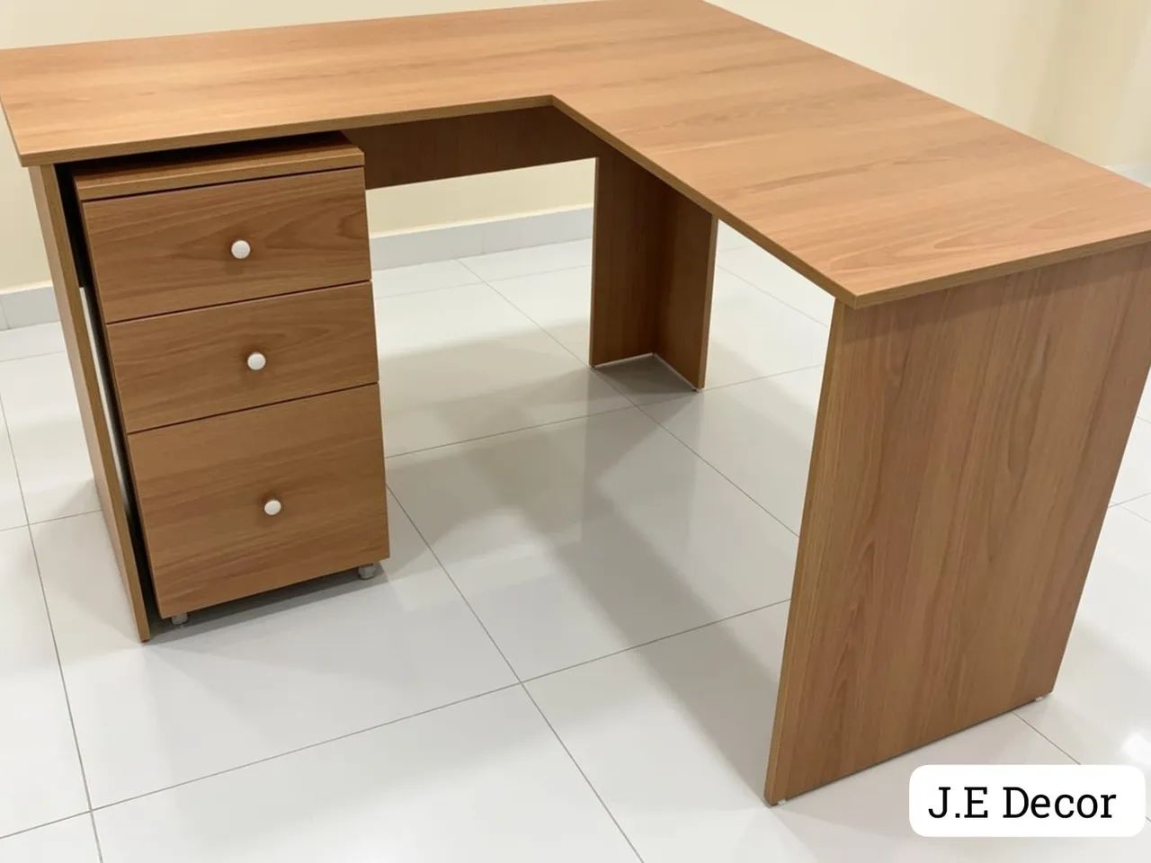 Mesa com gaveteiro em mdf 
