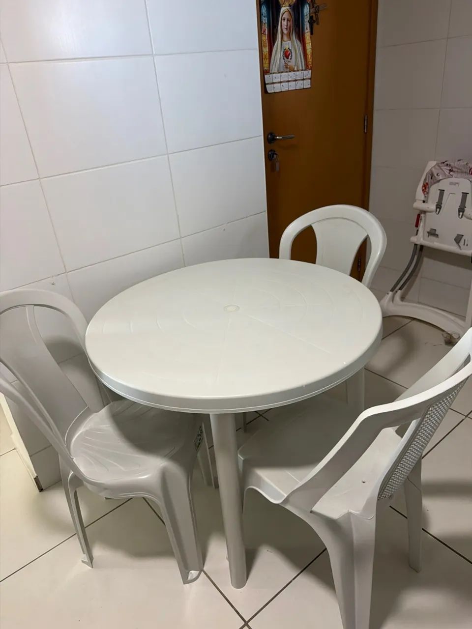 Mesa de plástico com 3 cadeiras  - Foto 2