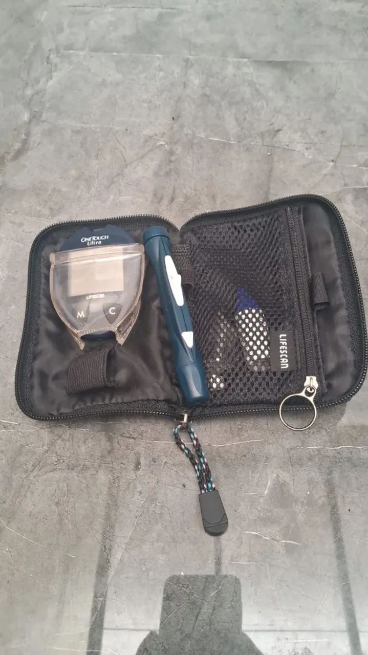 Equipamento pra retirar sangue do dedo pra medir pressão pra quem toma insulina