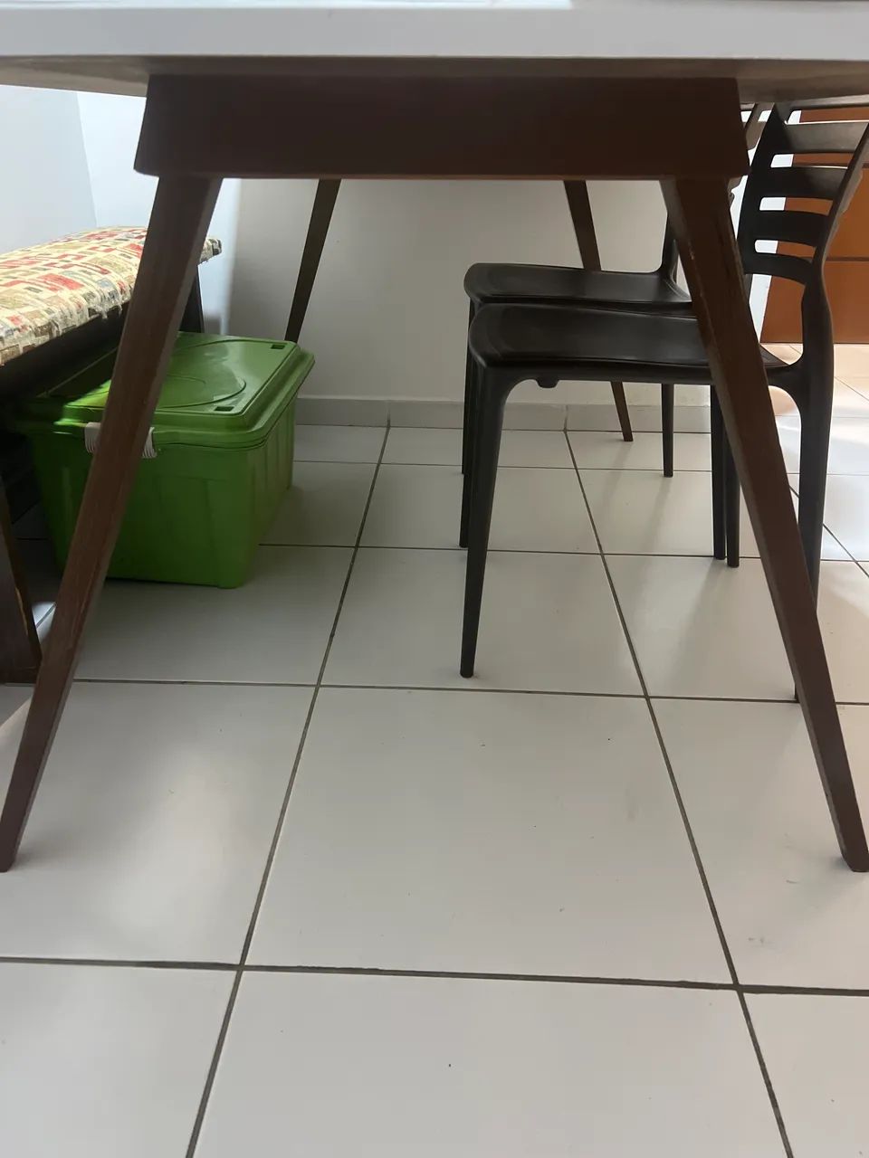Mesa com 3 cadeiras e um banco de madeira  - Foto 5