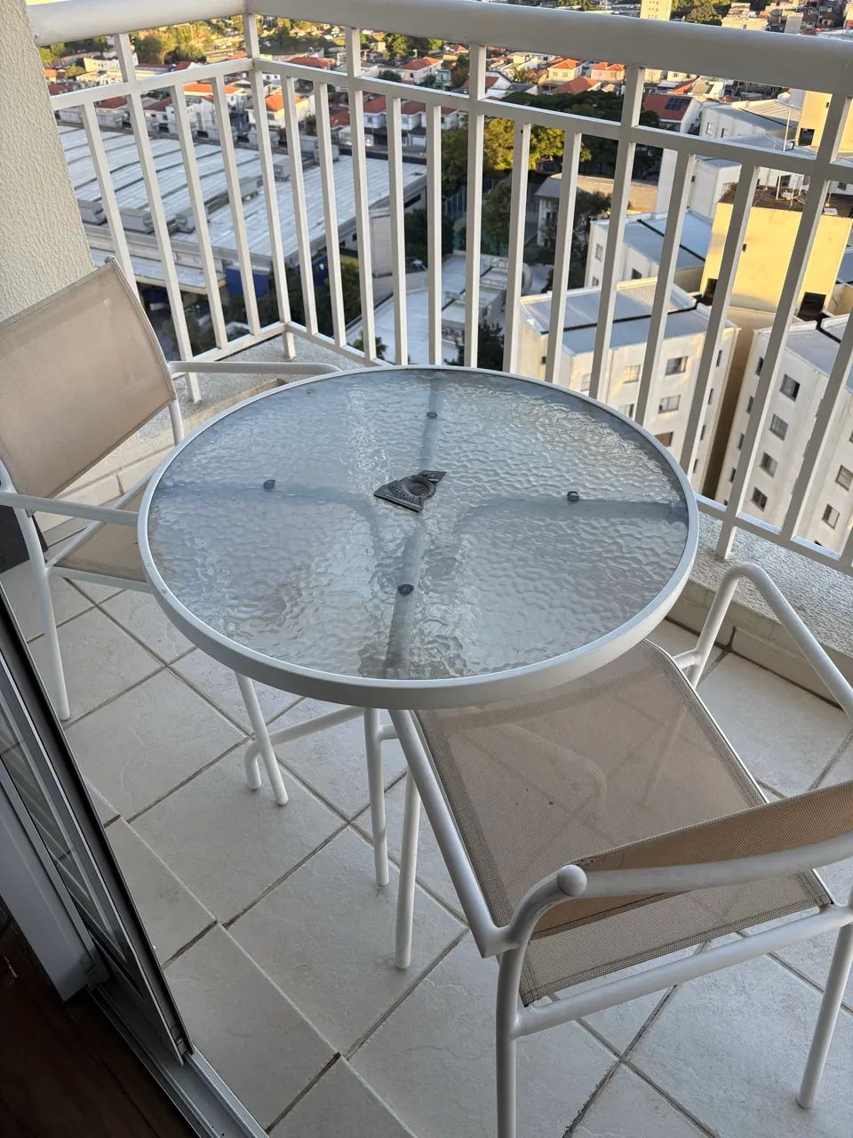 Mesa com cadeira externa 