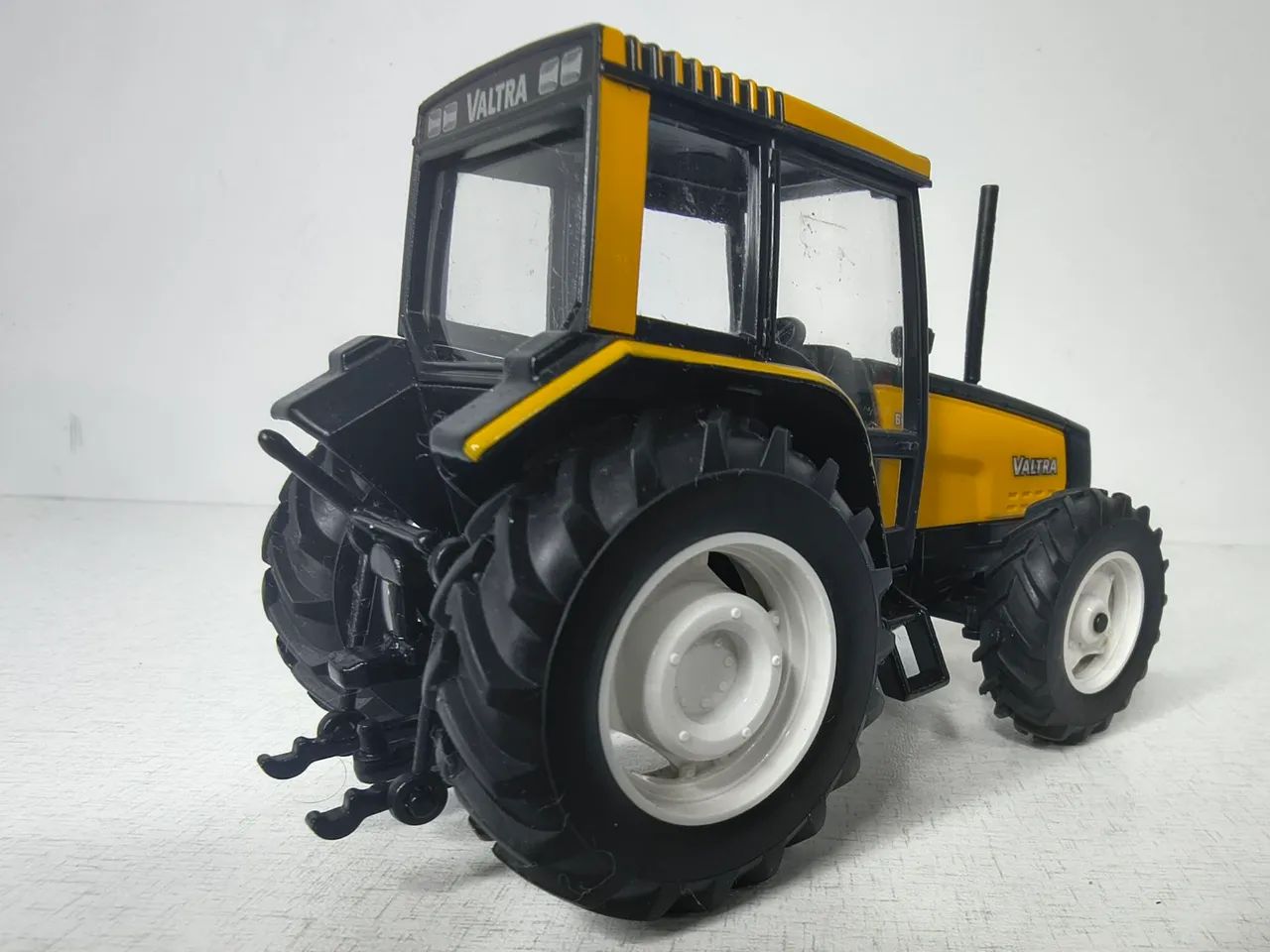 Miniatura Trator Valtra BH180  - Foto 3