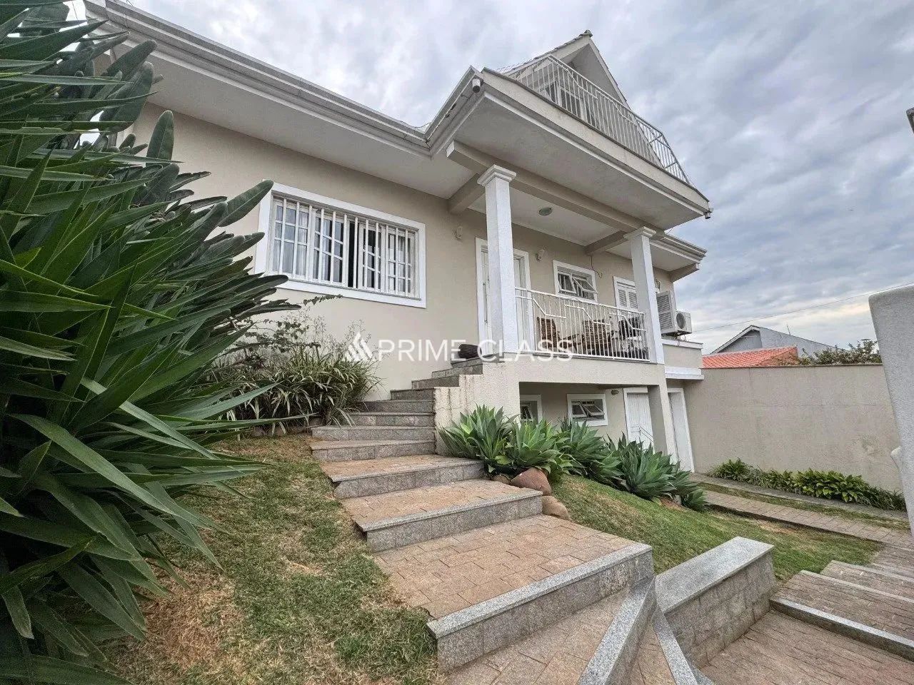 Sobrado 3 Dormitórios sendo 1 suíte , pátio com piscina . Á venda no Bairro Bela Vista - C