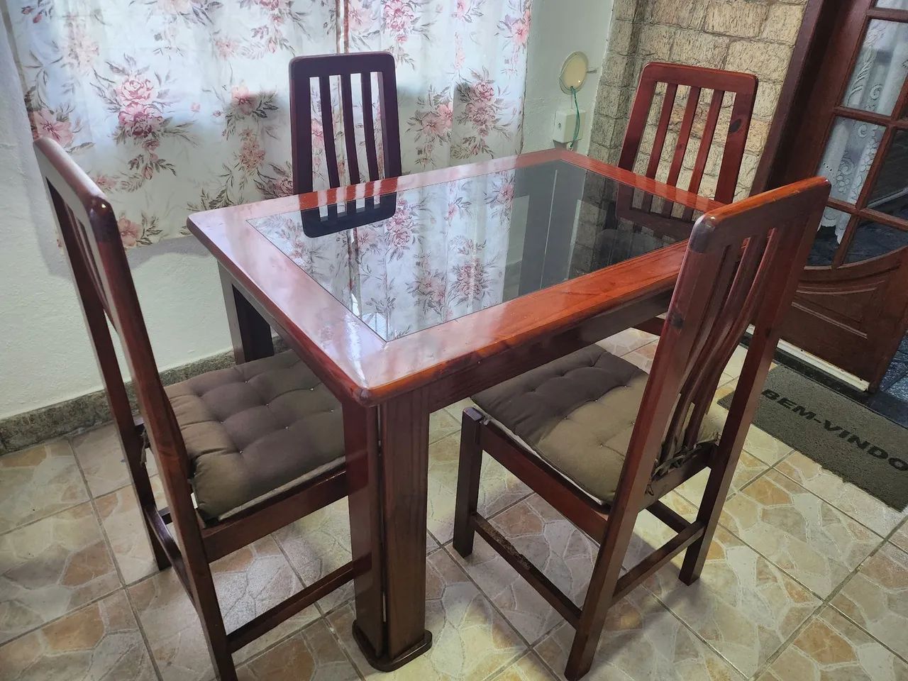 Mesa de jantar c/04 cadeiras 
