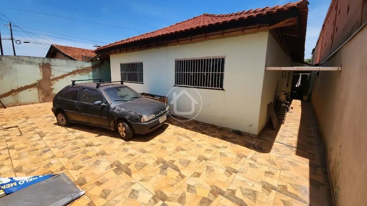 CASA COM 3 DORMITÓRIOS SENDO 1 SUITE - Foto 2