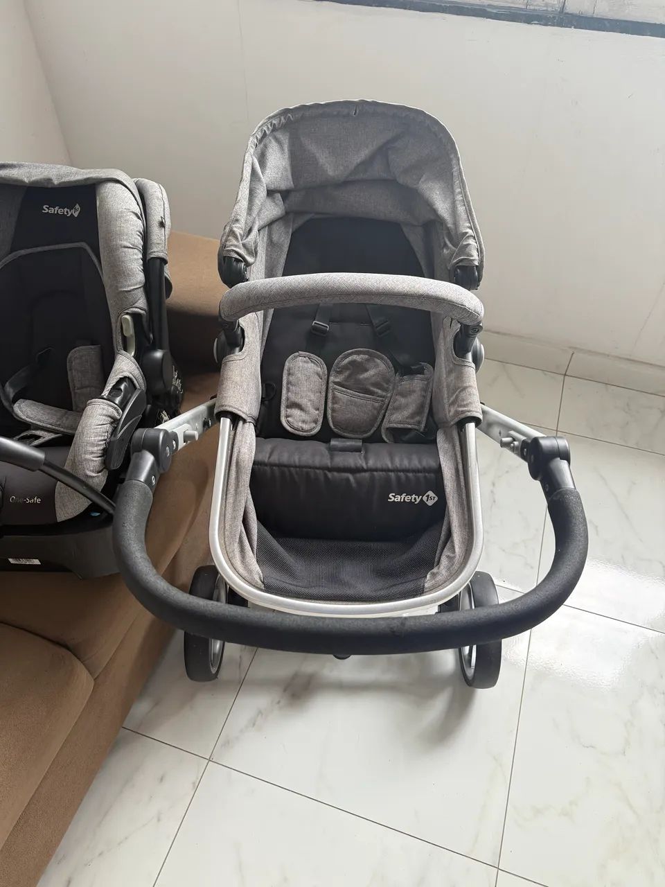 Carrinho de bebê e bebê conforto safety
