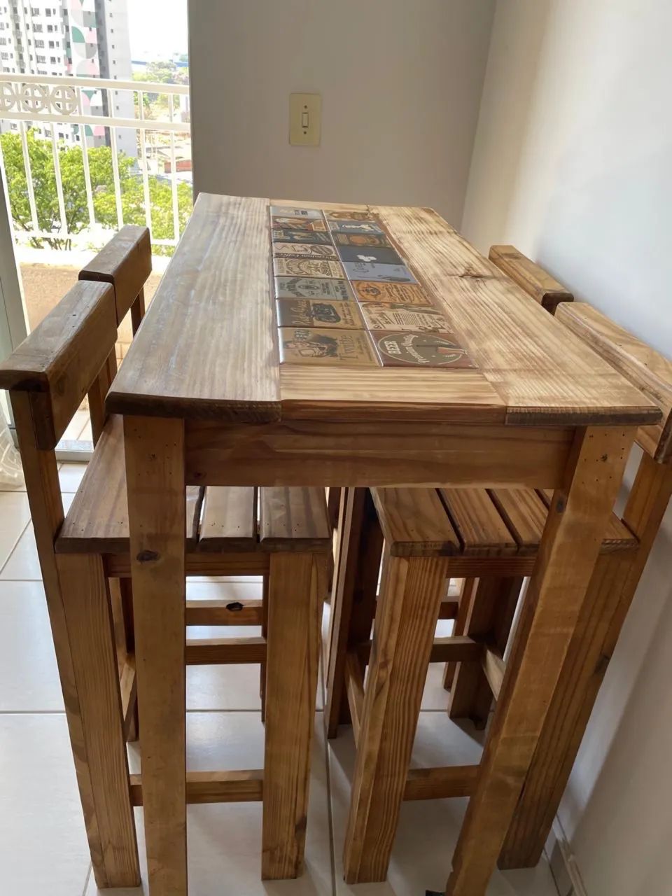Mesa com 4 banquetas de madeira  - Foto 2
