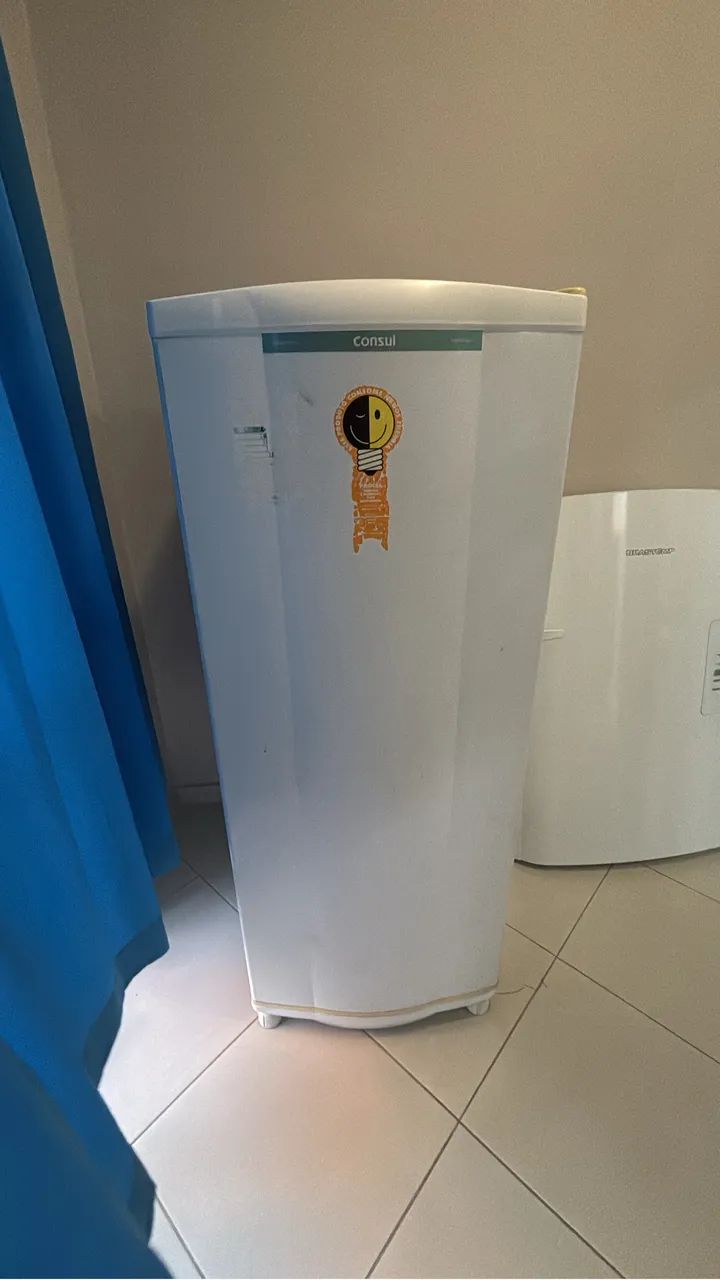 Geladeira Consul em bom estado de conservação e funcionando normalmente.