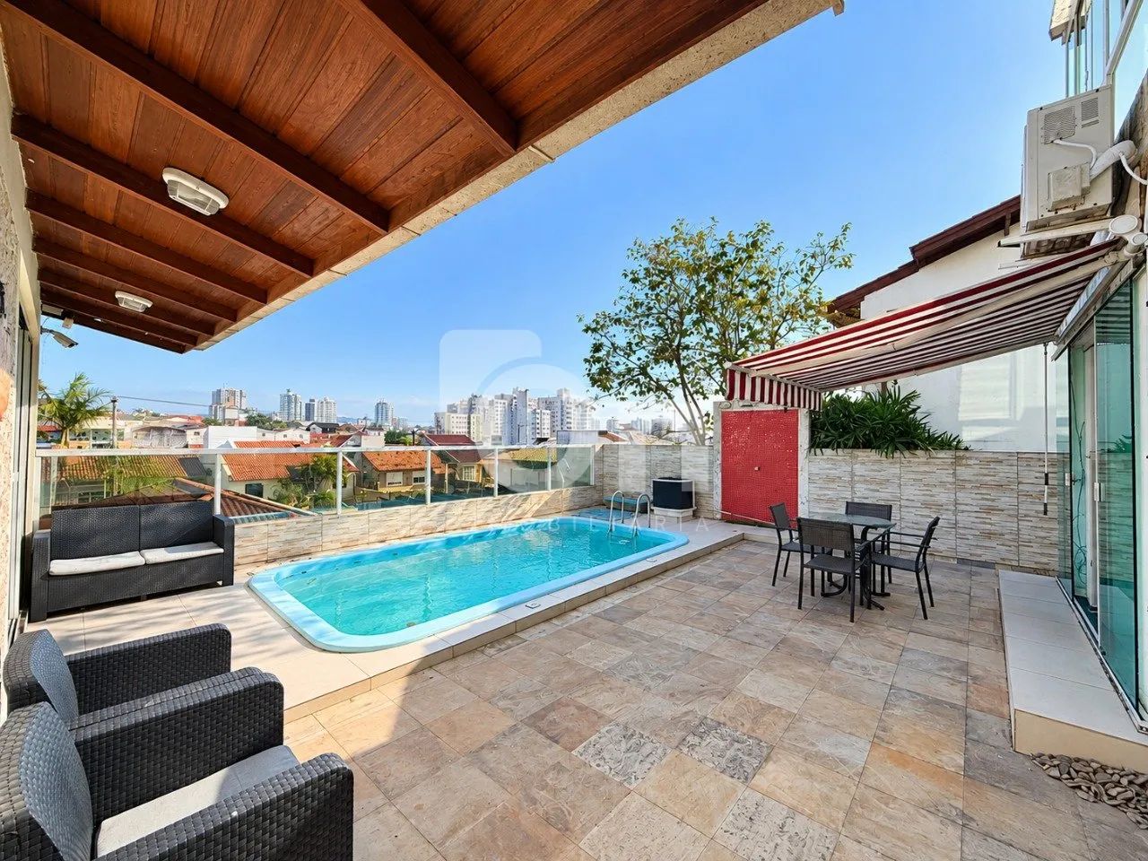 Casa de 5 dormitórios no Jardim Atlântico