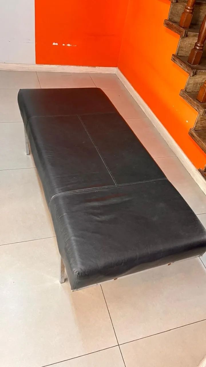 Banco antigo estilo modernista estofado couro preto 