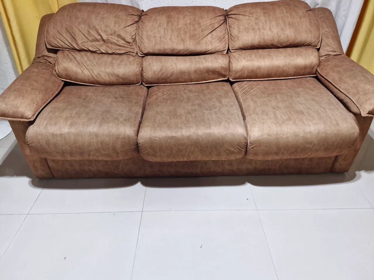 Sofá 3 lugares muito confortável. Bom estado