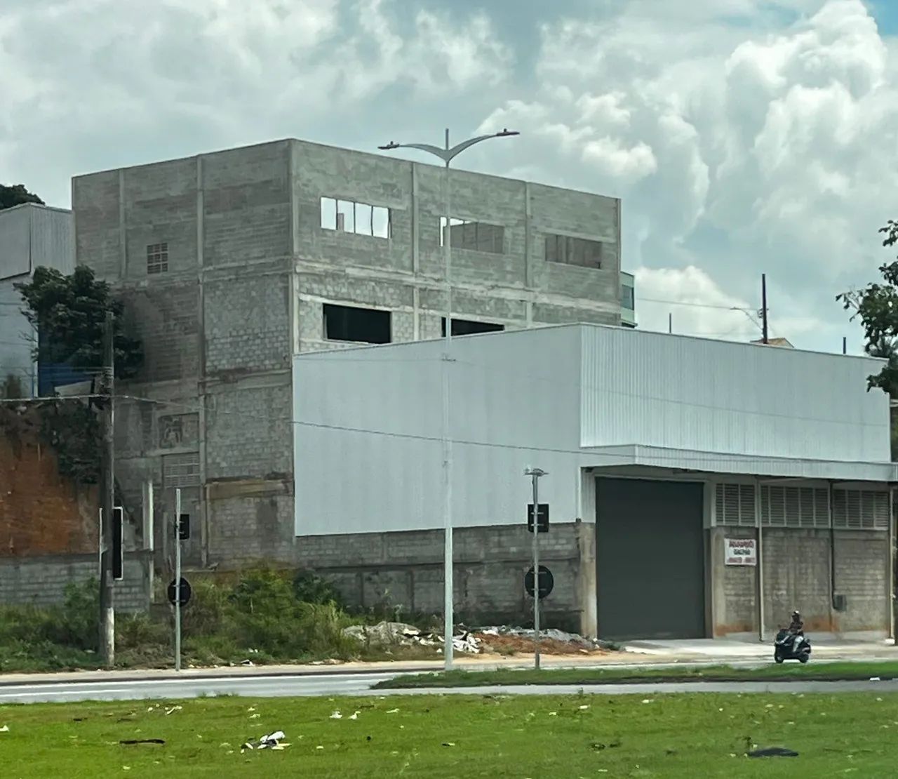Excelente galpão 700m na Leste-Oeste para alugar  - Foto 2