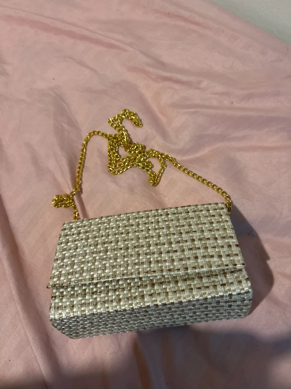 Bolsa Clutch de Palha com Detalhes Dourados e Alça Dourada - Foto 3